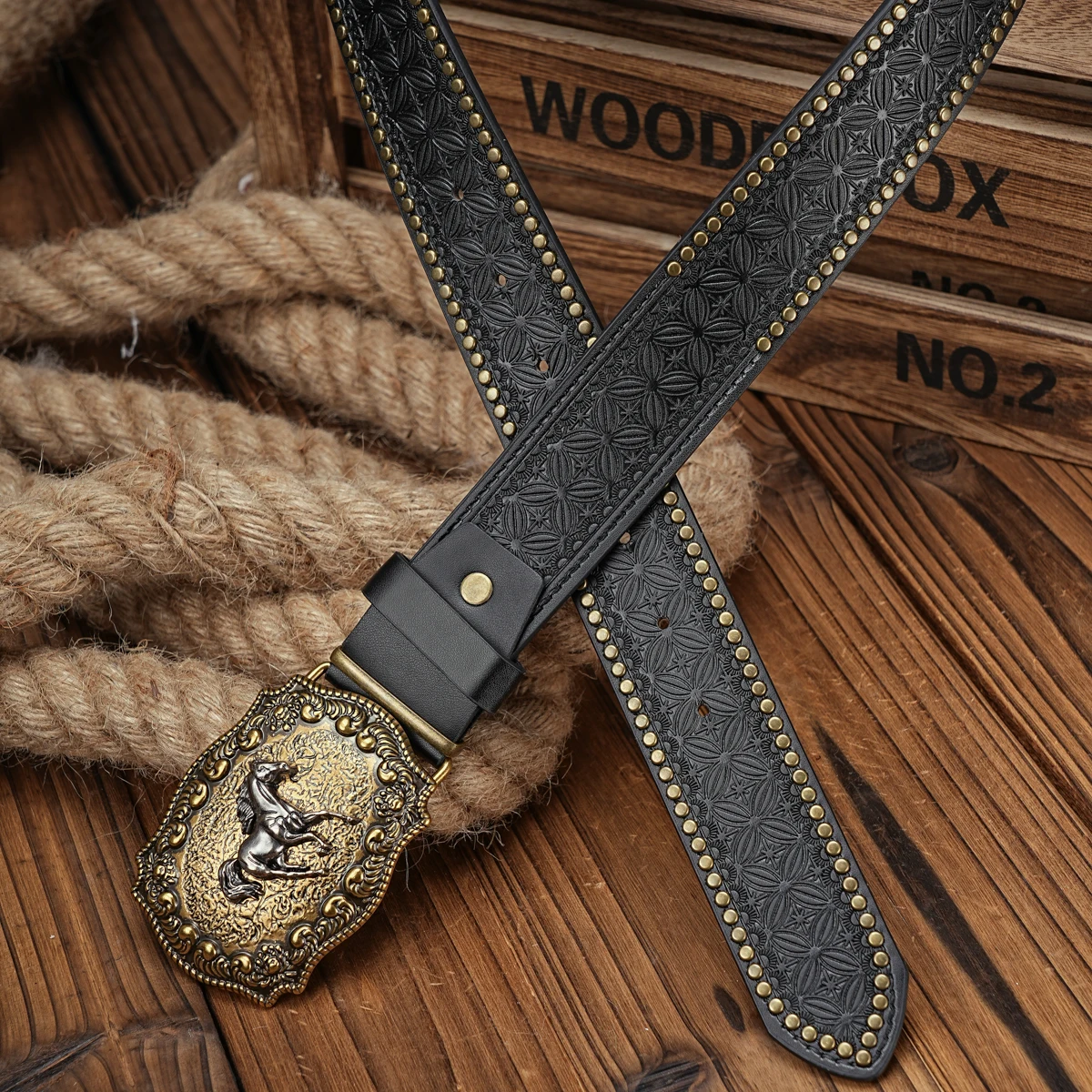 A men\'s and women\'s casual retro belt Western style! PU leather belt with metal buckle  suitable for daily work wear