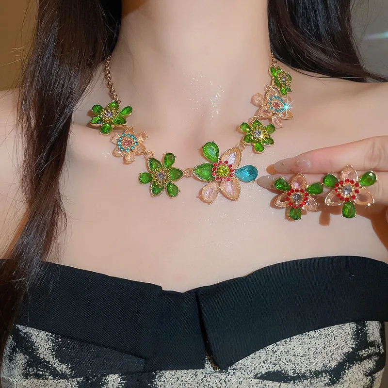 

Minar Textured Full Mix Color Rhinestones Resin Flower Pendent Necklaces for Women Gold Plated Alloy Chain Chokers Wholesale