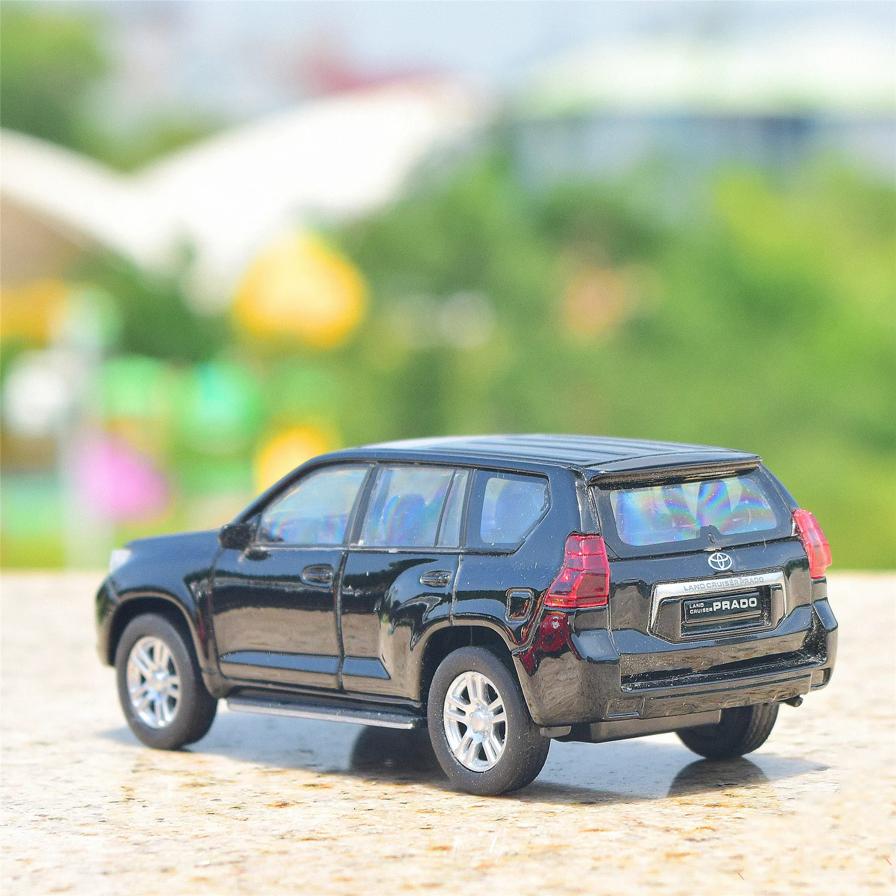 WELLY 1:36 TOYOTA Land Cruiser Prado Alloy Car Model Diecasts Metal Toy Pull Back Car Model Simulation Collection Children Gifts