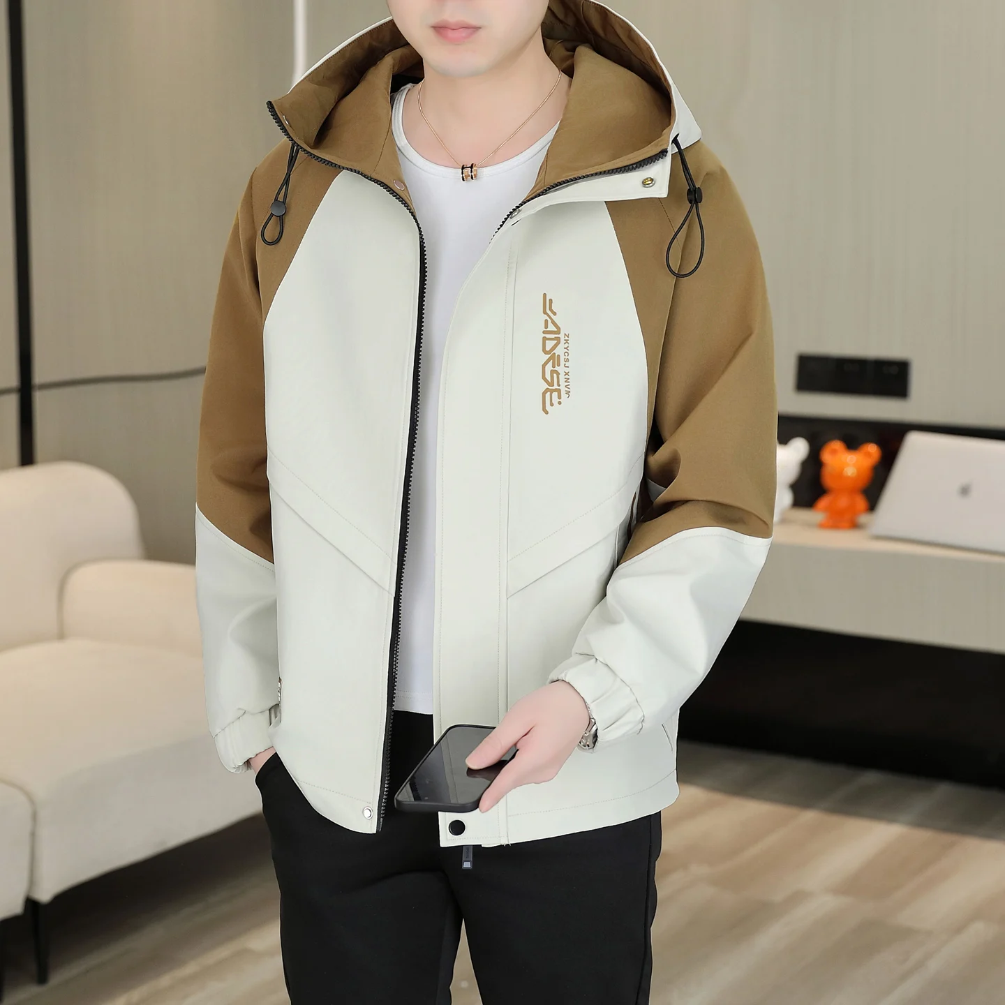 

Мужская повседневная куртка весна-осень 2026: новая корейская модель, приталенный крой, полиэстер, с капюшоном, на молнии, модная и стильная