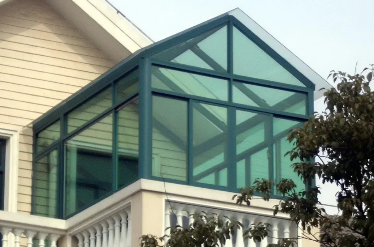 Custom Modern Aluminum Sunroom Sliding Open Style Waterproof Tempered Glass Roof Flat Triangular Roof Outdoor Hotel/Villa Use