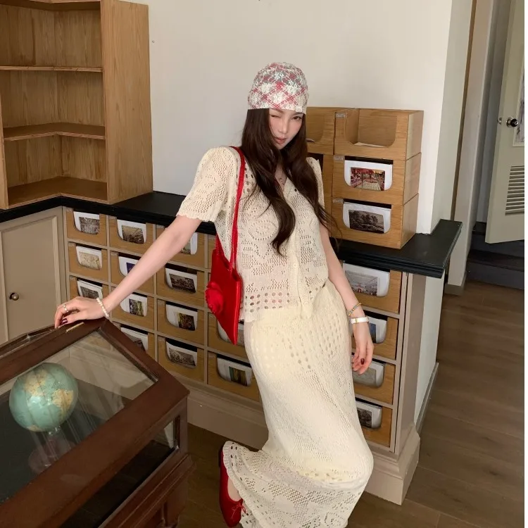 

Стильный комплект из ажурного свитера с цветочным узором и юбки для женщин, модный весенний костюм из двух предметов, комплект из ажурного свитера и юбки.