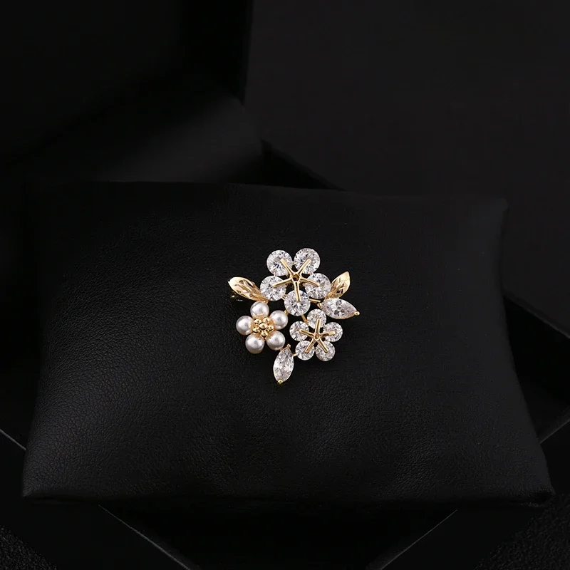 

Luxury Crystal Flowers Small Brooch Suit Jacket Neckline Fixed Accessories Japanese Versatile Anti-Exposure Buckle Jewelry Pins