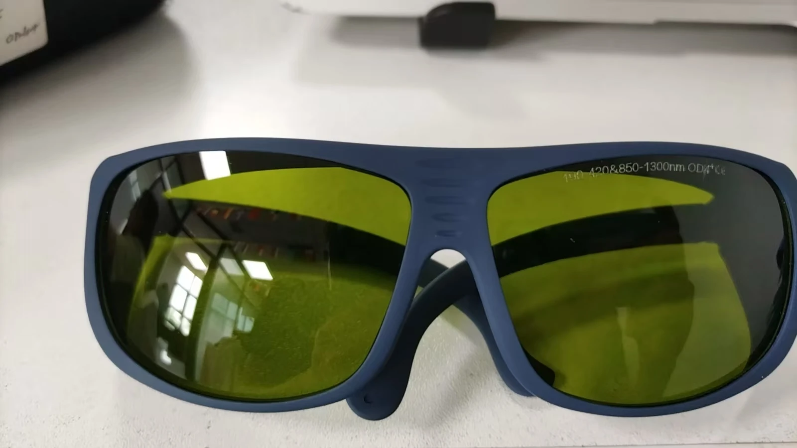 خصم 30% على نظارات السلامة بالليزر T5 بسعر العينة لـ 190 ~ 420 نانومتر و850 ~ 1300 نانومتر