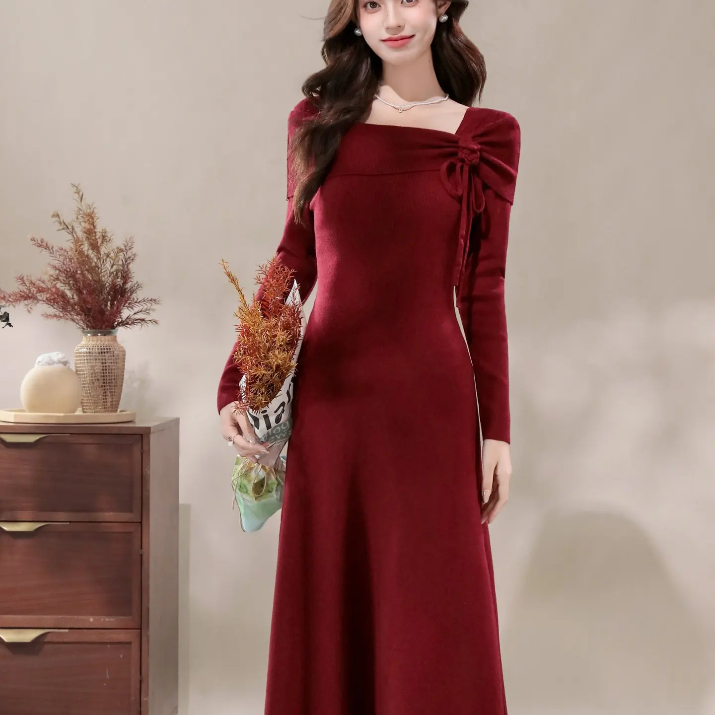 

Красное вязаное платье с квадратным вырезом, длинное, облегающее, для женщин, осень-зима, во французском стиле, теплое, с внутренним слоем, из полиэстера.