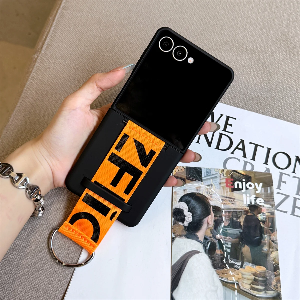 Luxuriöse Matte PC-Handyhülle für Samsung Galaxy Z Flip 8/7/6/5 mit Handschlaufe Ringhalter Handkettenband Cover für ZFlip 7 FE – Detail 10