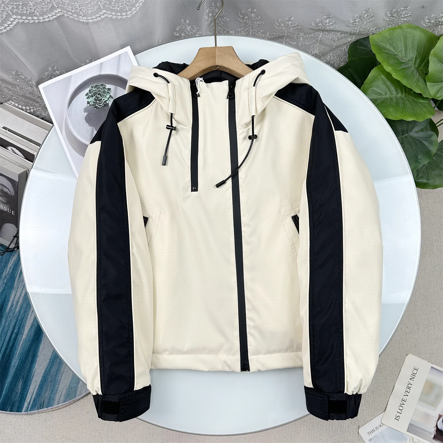 

Ультралегкая теплая куртка из утиного пуха 2025: Новая зимняя модель с капюшоном, короткое пальто для женщин, гарантия тепла и стиля