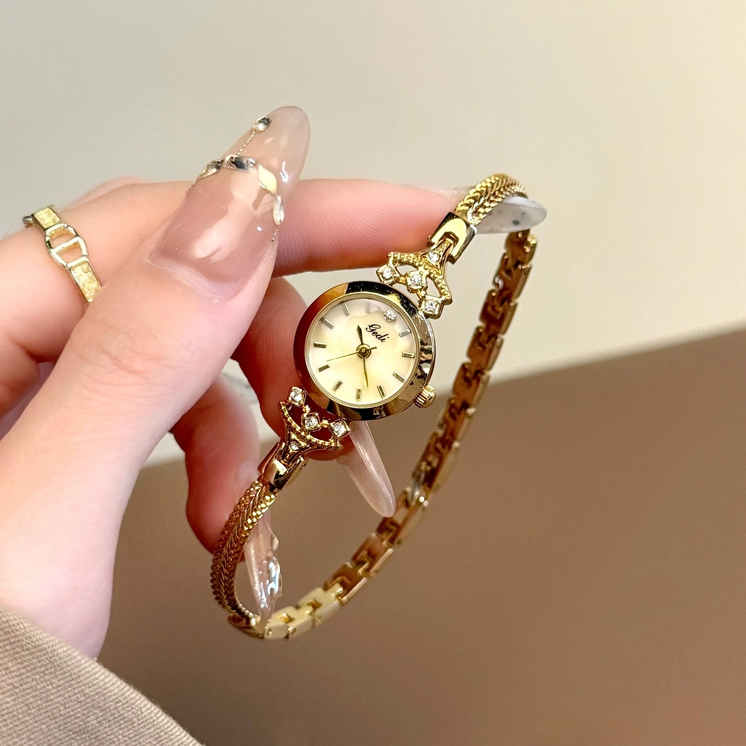 

Luxury Diamond Gold Women's Watches Fashion Alloy Case Bracelet Clasp Quartz Watches for Women Elegant Dress Ladies Clock Gift