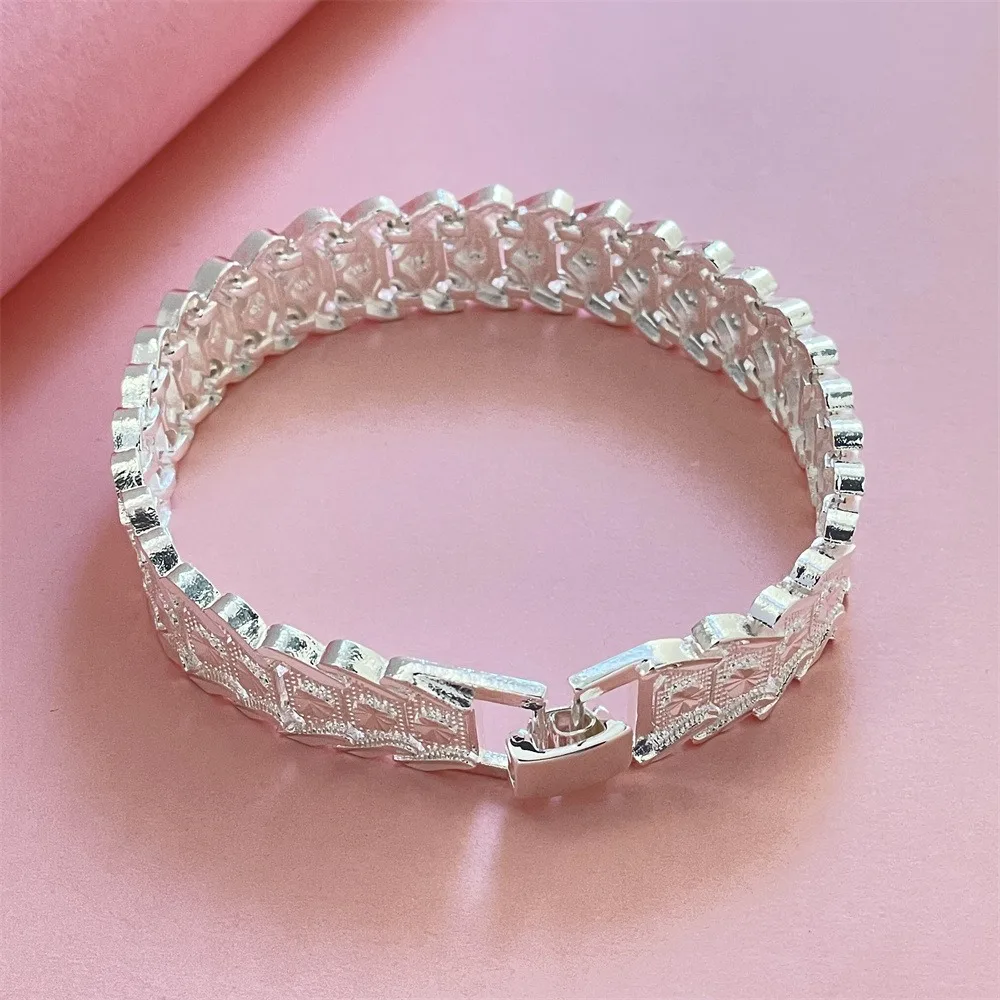 Delicate 925 sterling silver chevron silver bracelet. Exquisite trendy replica bracelet. In stock.