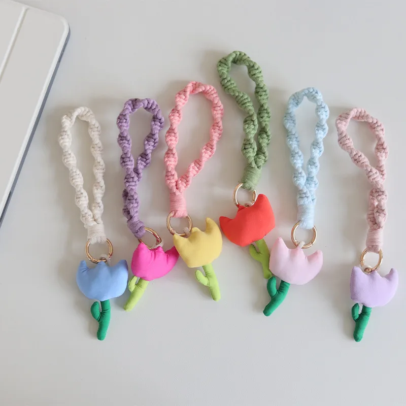 Porte-clés en peluche tissé à la main avec pendentif tulipe, plantes en peluche mignonnes, fleur tridimensionnelle, porte-clés pour sac à dos, cadeau pour un ami