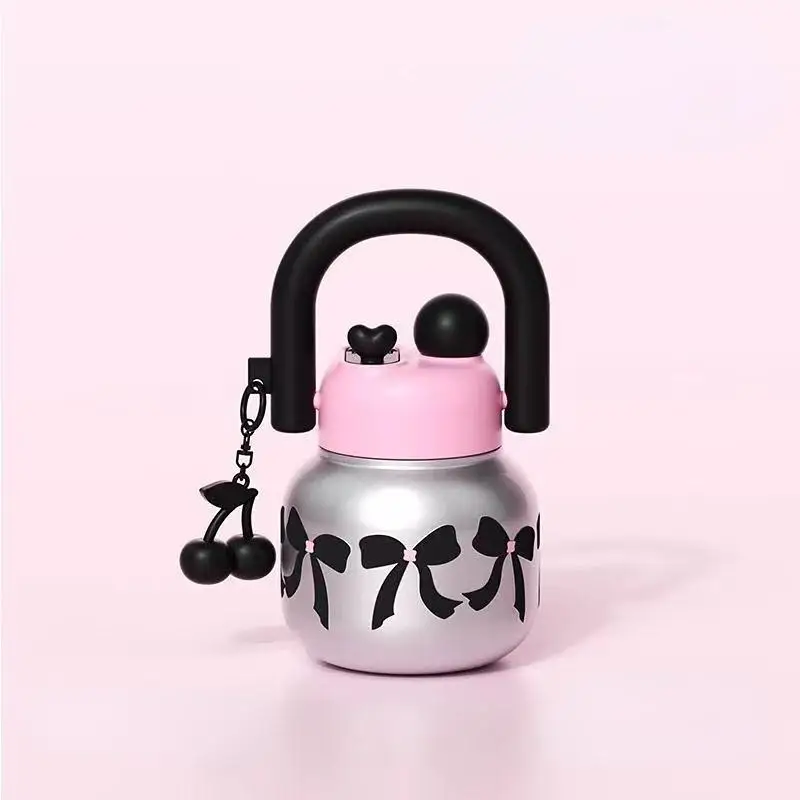 زجاجة مياه لطيفة 800 مل مع زخرفة، تصميم شفاطات مزدوجة، مضادة للبقع أحمر الشفاه، حزام سفر قابل للفصل، مناسبة للفتيات