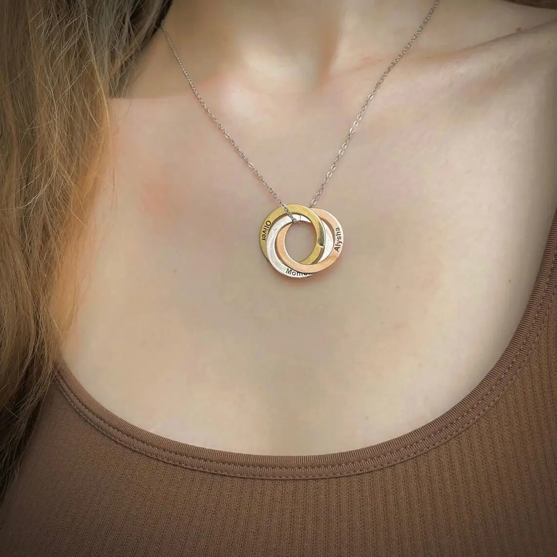 Custom Circle Initial Family Name Personalized Engraved Necklace Linked Circle Stainless Steel Pendant Mothers Gifts for Mom