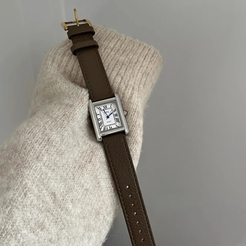 ساعة كلاسيكية تريند للسيدات أنيقة وبسيطة ريترو 2025 مقاومة للماء كوارتز هدية عيد ميلاد ذات إحساس مميز