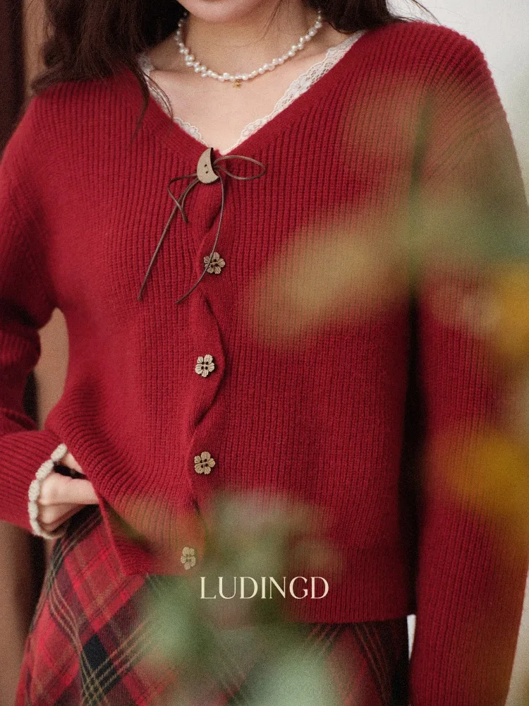 เสื้อคาร์ดิแกนไหมพรมผู้หญิงไซส์ใหญ่ ALXNAN คอวี สีแดง สไตล์เกาหลี สำหรับฤดูหนาว ทรงหลวม อุ่นสบาย สไตล์วินเทจ แขนยาว รุ่น D662300