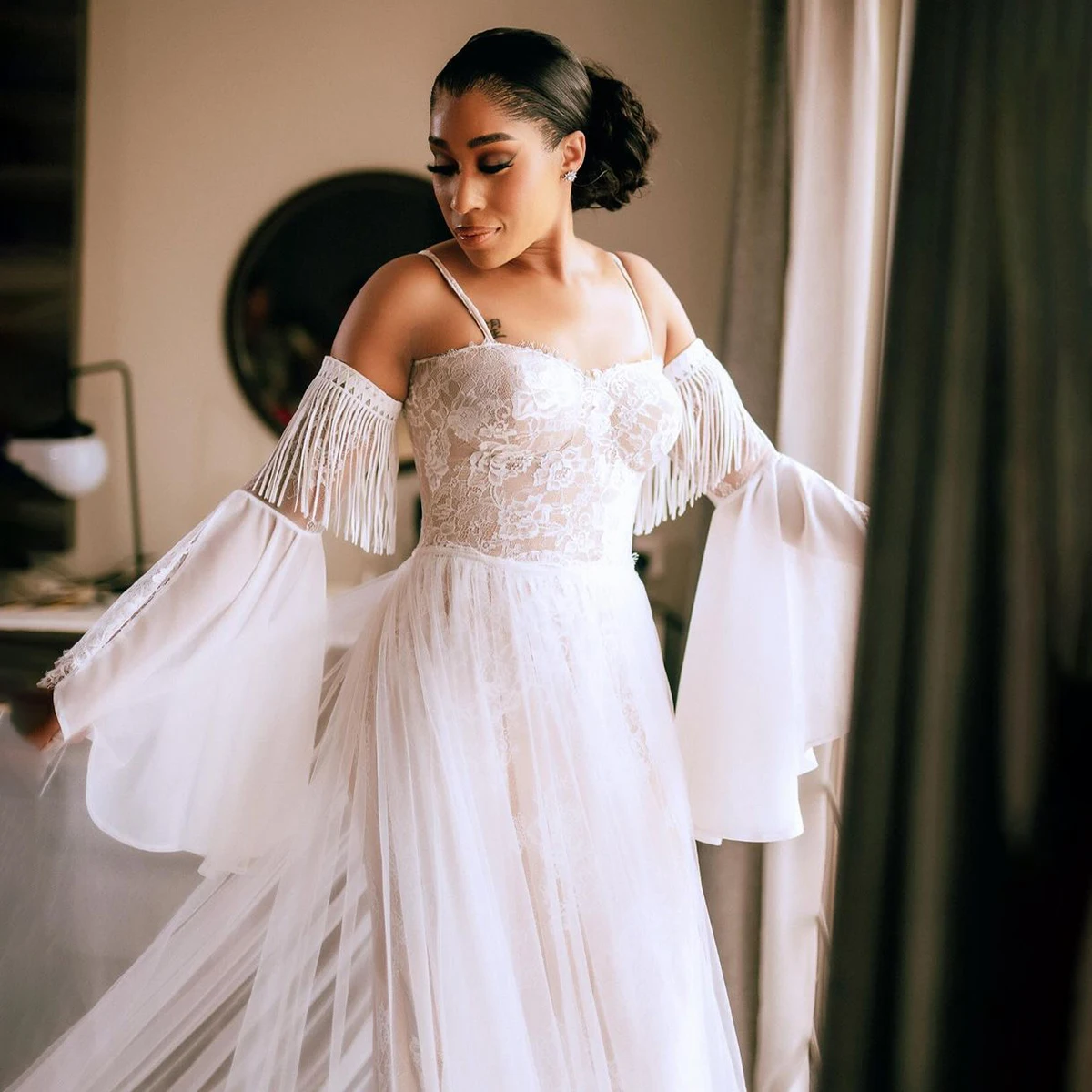 Gaun pengantin Dubai lengan Flare panjang, gaun pengantin Ruffled Hem renda lapisan bawah renda korset belakang Luxe Arab Modern