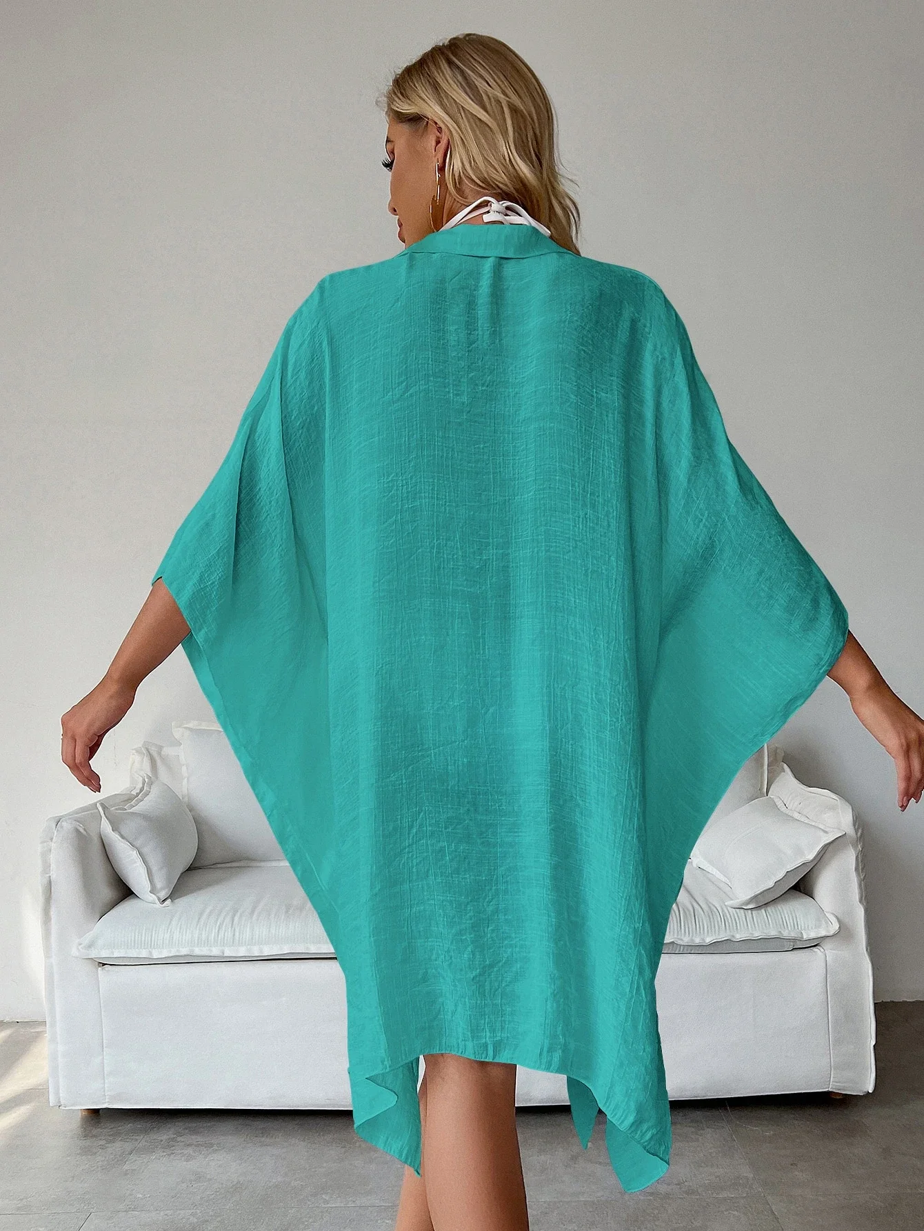 Kimono playero turquesa con mangas de murciélago y botones frontales