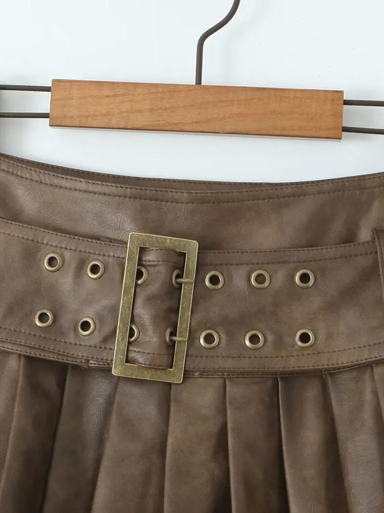 2024 American retro sweet and sexy coffee color belt buckle A-line pleated skirt low waist PU leather anti-exposure short skirt