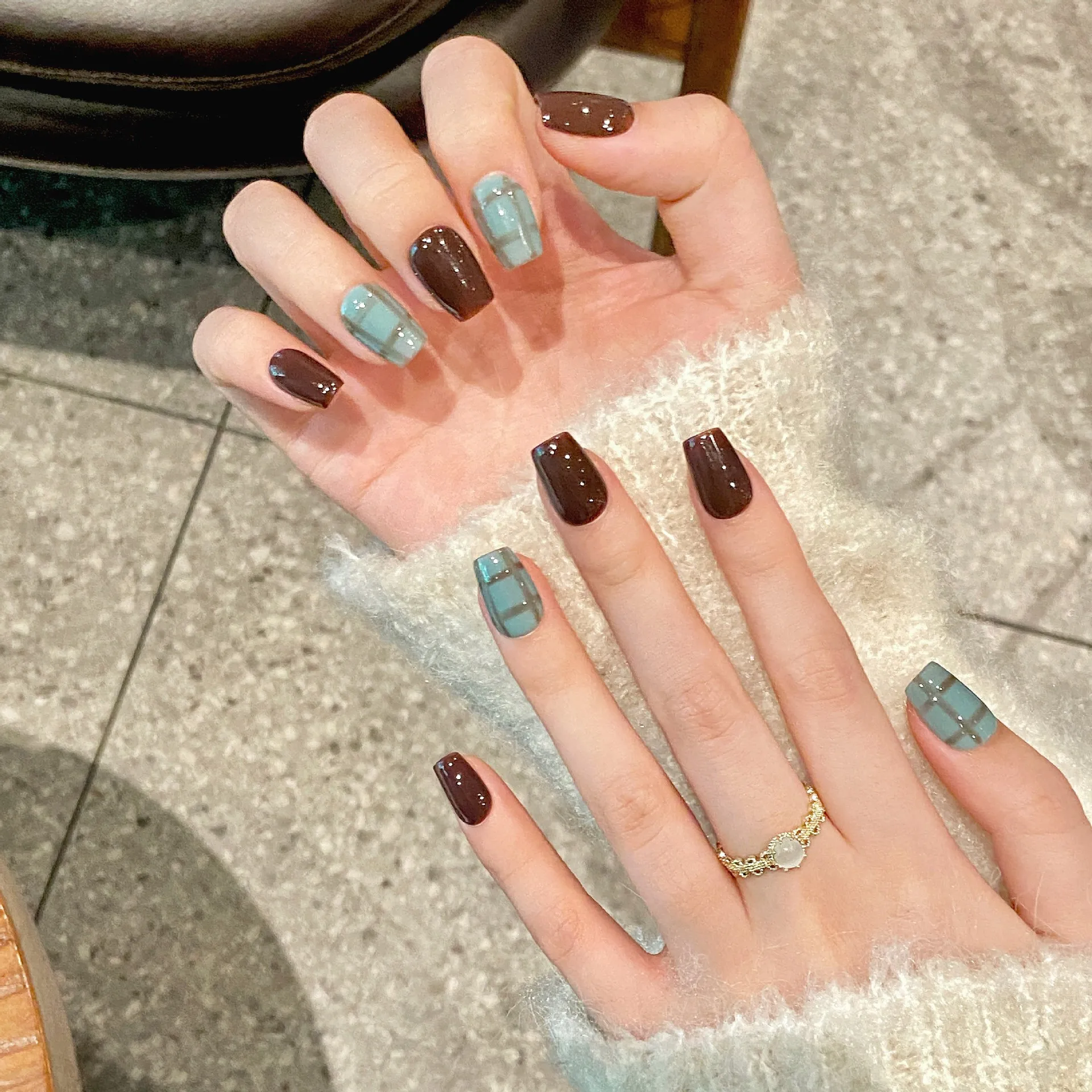 Faux ongles à pression faits à la main bordeaux gris bleu couleurs contrastées carreaux simples patchs amovibles et réutilisables automne et hiver