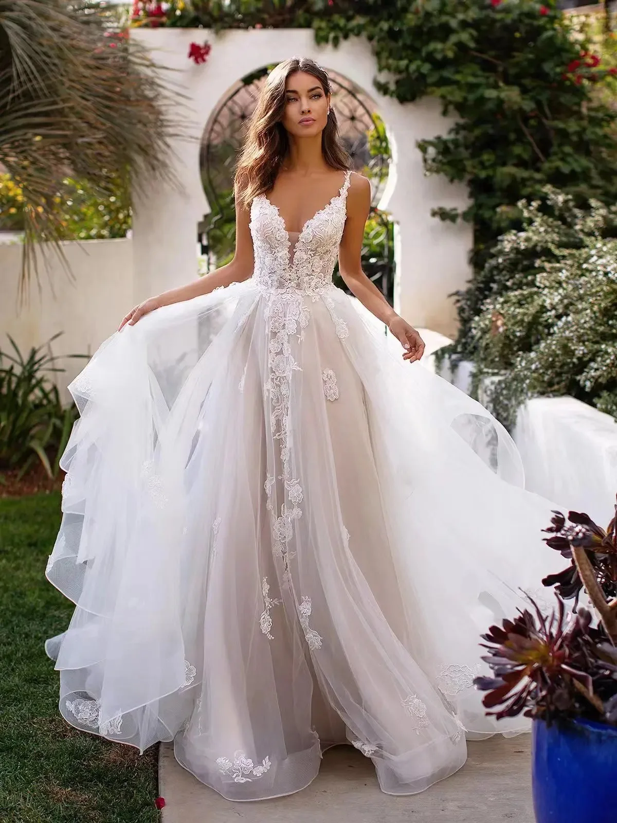 Customized Spaghetti Straps Wedding Dresses Luxury Women Cheap 2025 Lace Appliqués Backless Bride Dress Ball Gown For Bridal