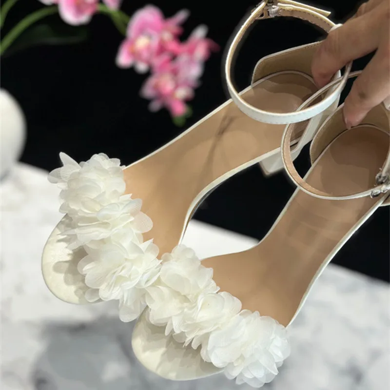 

2024, новые сандалии с открытым носком и одним поясом для женской летней верхней одежды, босоножки на грубом каблуке в сказочном стиле с цветочным узором, белые свадебные туфли