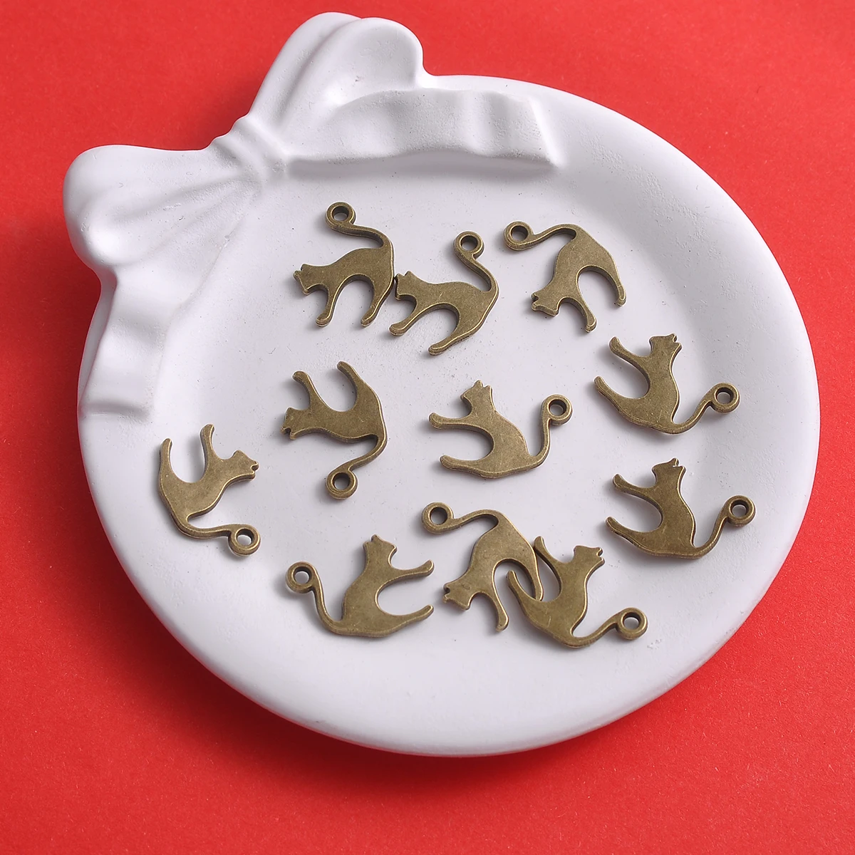 20-Piece Set of Hollow Side-View Kitten Charms, Simple 3D Cat Outline Design, Suitable for DIY Bracelets, Necklaces, Earrings, and Handmade Beaded Decoration Accessories