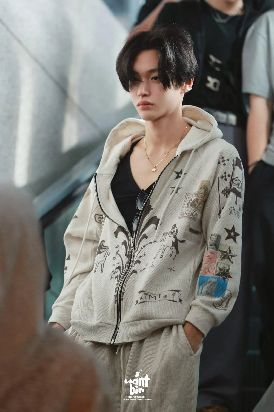 سترة هودي ذهبية بطباعة جرافيتي جيني جينيفر مع بنطلون كاجوال طويل وبنطلون رياضي بأسلوب ملابس الشارع مع إغلاق بسحاب وأكمام طويلة