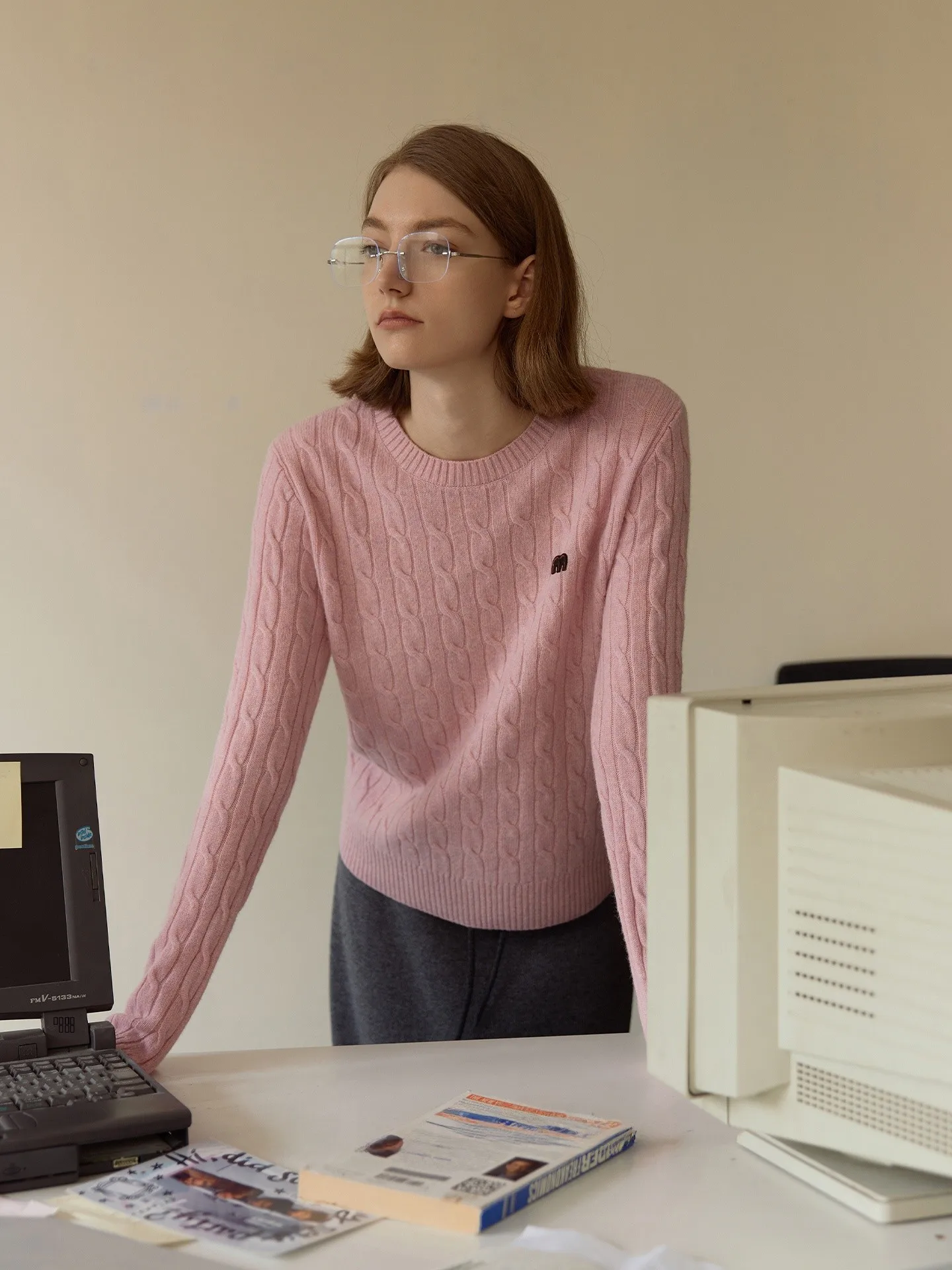 

Элегантный кардиган из мериносовой шерсти с высокой эластичностью, приталенный крой, объемный узор «косичка», круглый вырез, открытый фасон.