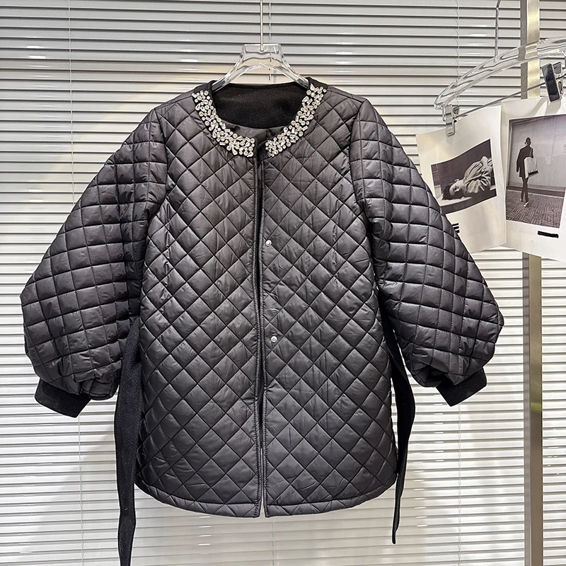 2025 شتاء جديد الماس شبكة نمط ضغط القطن الخصر الدانتيل متابعة سترة قطن فضفاضة المرأة المتخصصة تصميم فريد الشعور معطف