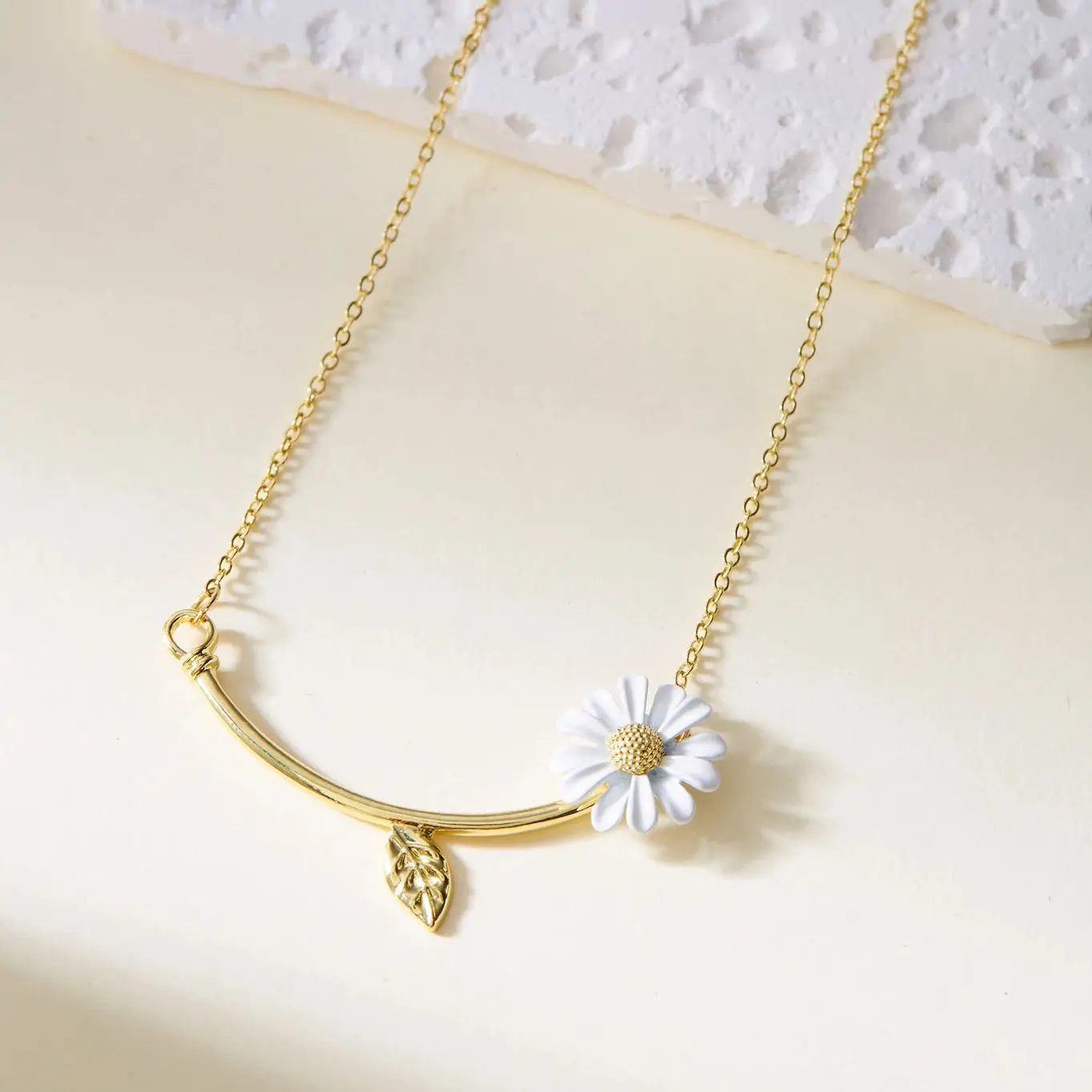 Minimalist Daisy Pendant Necklace for Women Sweet Colorful Sunflower Necklace Elegant Bridal Jewelry Gifts Accessories