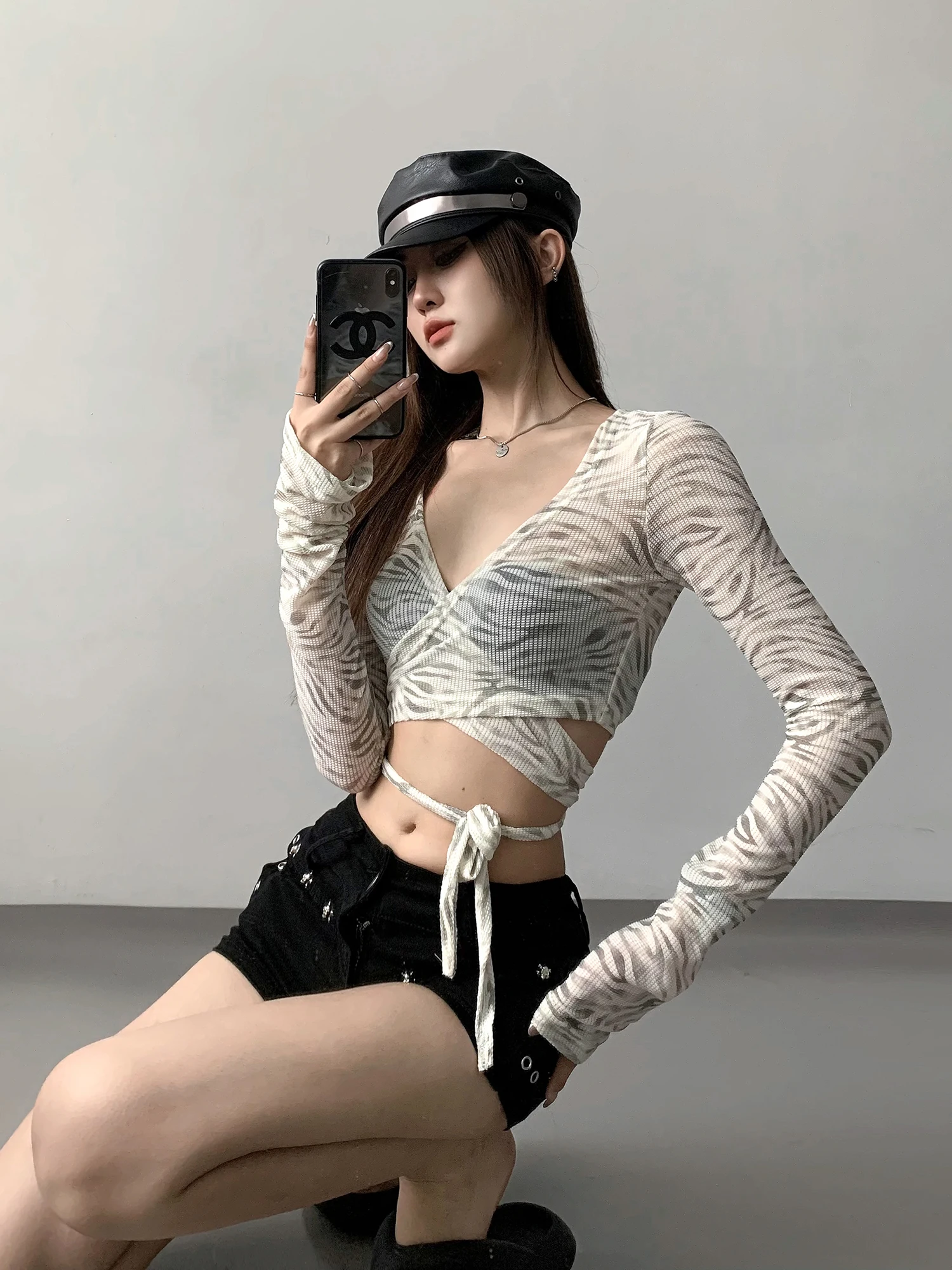 Spicy Girl V-neck Zebra Print Long Sleeved T-shirt Women's Spring/autumn Design Sense Niche Small Sexy Strap Short Top D338