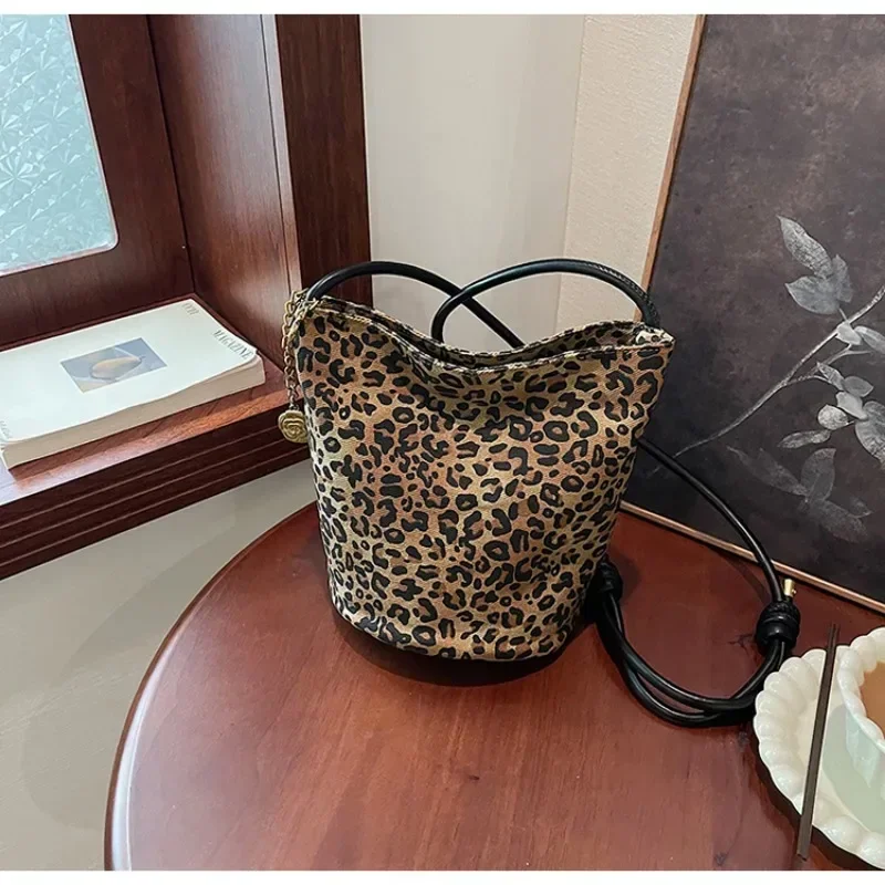 Leopard Print  Women\'s 2024 Autumn Niche Design Fashionable Shoulder Bag Super Popular Crossbody Bag Bucket Bag