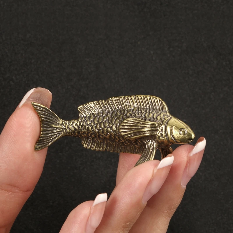 Arowana-estatua pequeña de latón antiguo, adorno de Mascota de reunión de La Fortuna, peces de acuario, decoración del hogar, figuritas en miniatura, artesanías