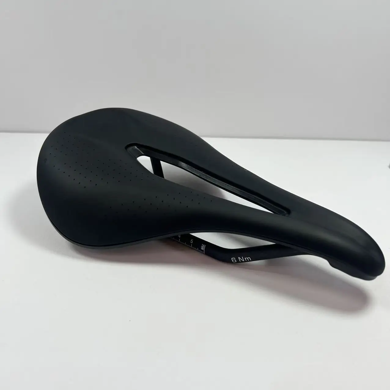Ultra-Light Vacuum-Formed Saddle For Mountain/Road Bikes /Nylon Base + Carbon Frame /245 mm × 155 mm /155 g