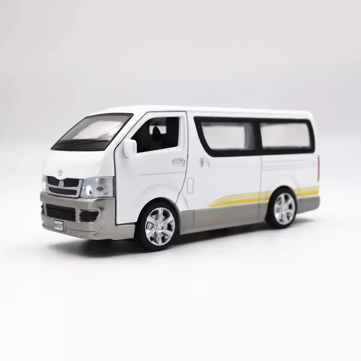 1: 32 simulation Toyota Hiace van alloy car model children\'s toy collectible gift