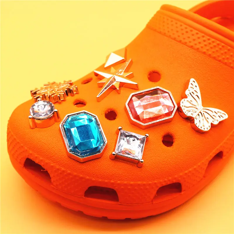 Luxurious 1pcs Metal Rivets PVC Shoe Charms Decorations Red Blue Rhinestone Gemstone Designer Shoes Buckle Accessories