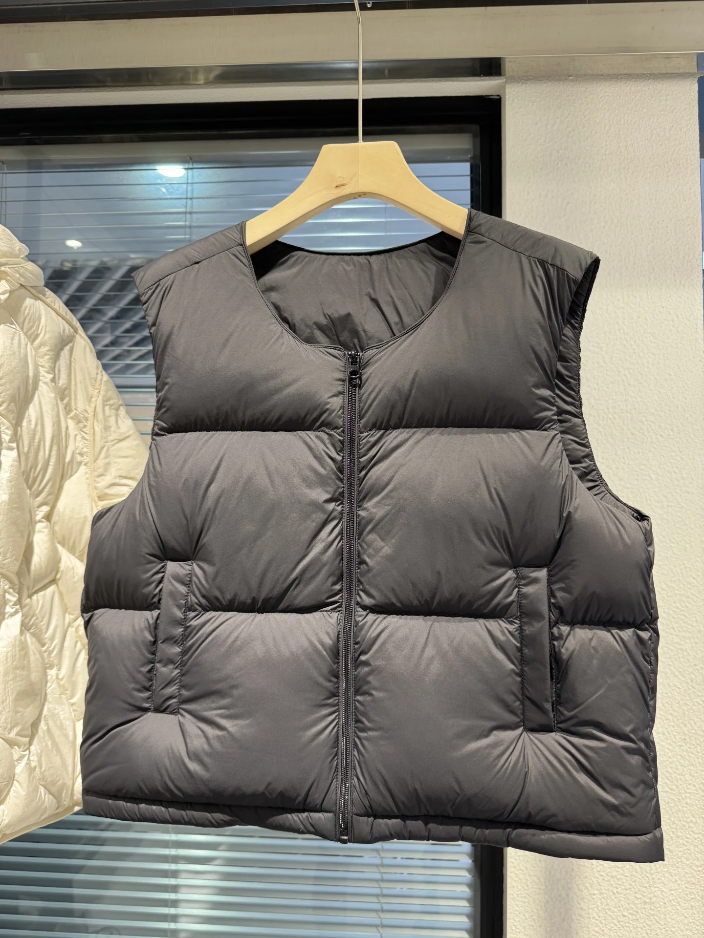Winter Thiened round Ne down Vest Women's Faion Korean Sle 90 Feather Warm Puffer oulder Bared Outerwear Jaet