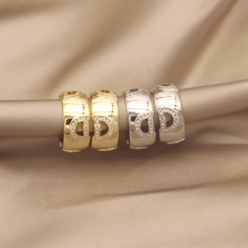 Korean Version New 925 Silver Needle High-end Light Luxury Letter D Smooth Metal Earrings for Girls Jewelry Gifts.