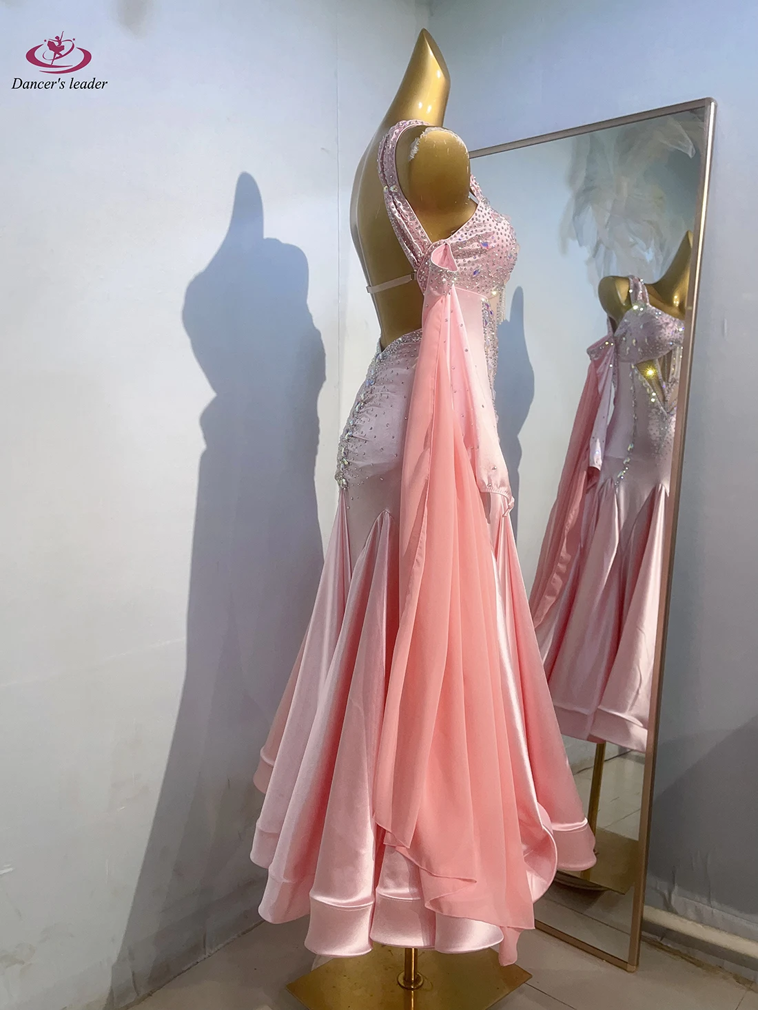 Lateinamerikanisches Tanzkostüm mit Strasssteinen, Hochwertiges Maßgeschneidertes Rosa Modernes Netzkleid mit Großem Rock für Samba-Aufführungen