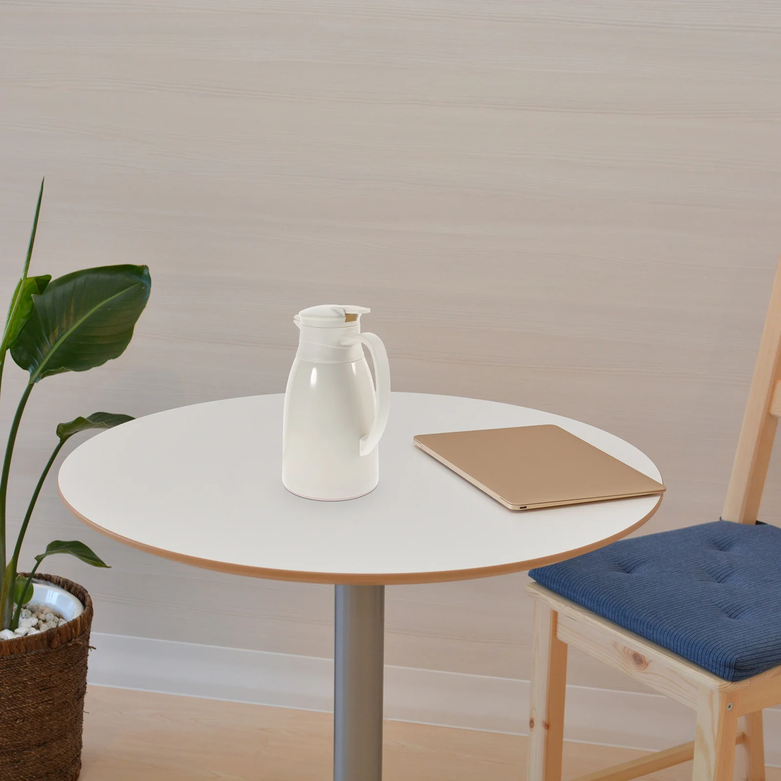 

1Pcs 1L Insulation Hot Water Bottle Exquisite Detail Long Heat Preservation Time Easy to Carry Suitable for Outdoor Activities