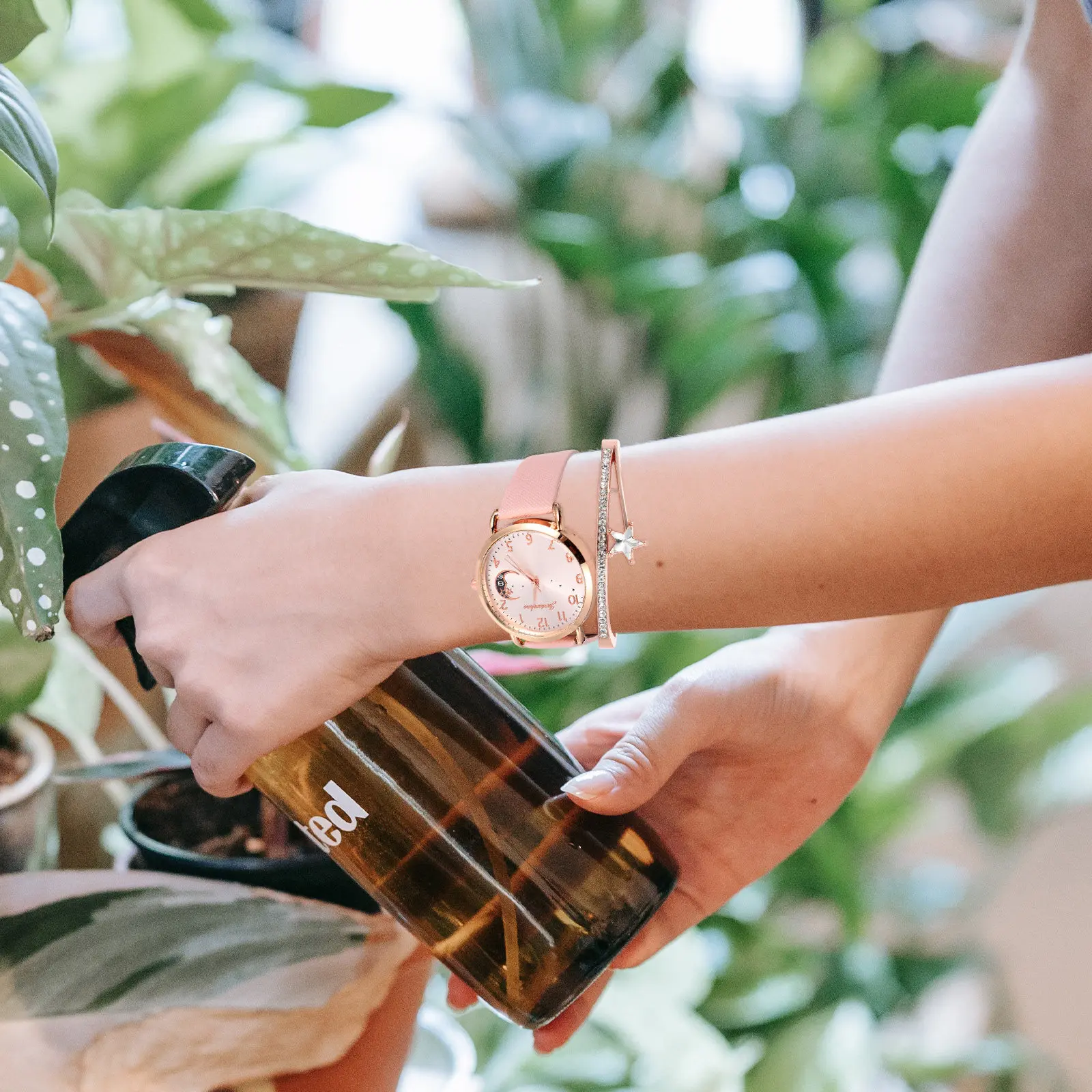 

Набор из 1 предмета: Стильные женские часы с браслетом, декорированные луной и звездами, для повседневного использования, подарок на день рождения, женские часы с браслетом в виде луны