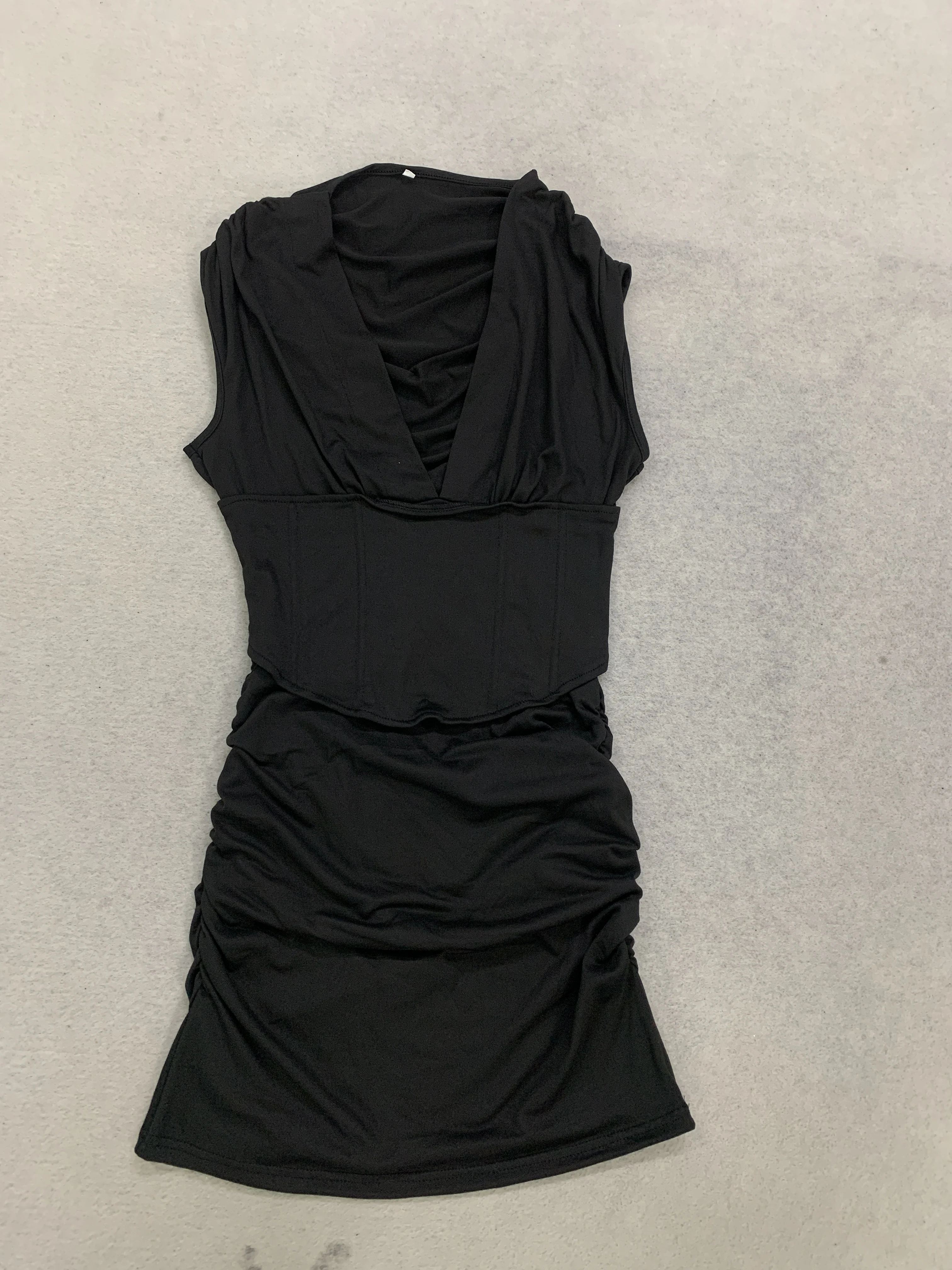 Damenkleid mit tiefem V-Ausschnitt, enganliegendem Schnitt, Taillierung und Rüschen, elegantes Mini-Kleid für Nachtclubs und Partys, kurzer Rock für Frauen. – Detail 8