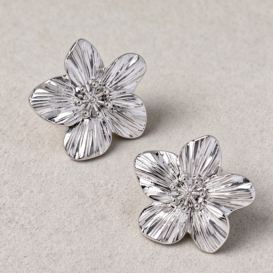 A Pair of French-Style Vintage Textured Flower Earrings, Light Luxury Five-Petal Flower Earrings, Versatile European and American Style Commuter Earrings, Gift for a Best Friend