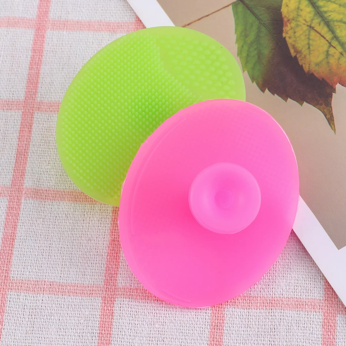 แปรงซิลิโคนสำหรับผิวหน้า 2 ชิ้นสำหรับผิวบอบบางด้ามจับกันลื่นป้องกันแบคทีเรียเครื่องมือทำความสะอาดผิวหน้าแบบใช้ซ้ำได้สำหรับทุกวัย