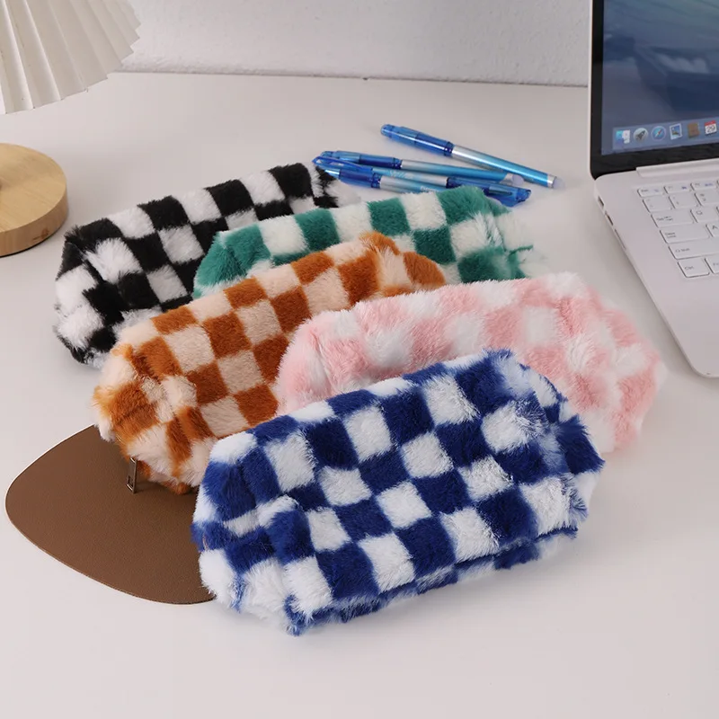 New Soft Plush Checkerboard Zipper Cosmetic Bag Large-capacity Portable Makeup Bag Toiletry Bag Travel Makeup Organizer Pouch