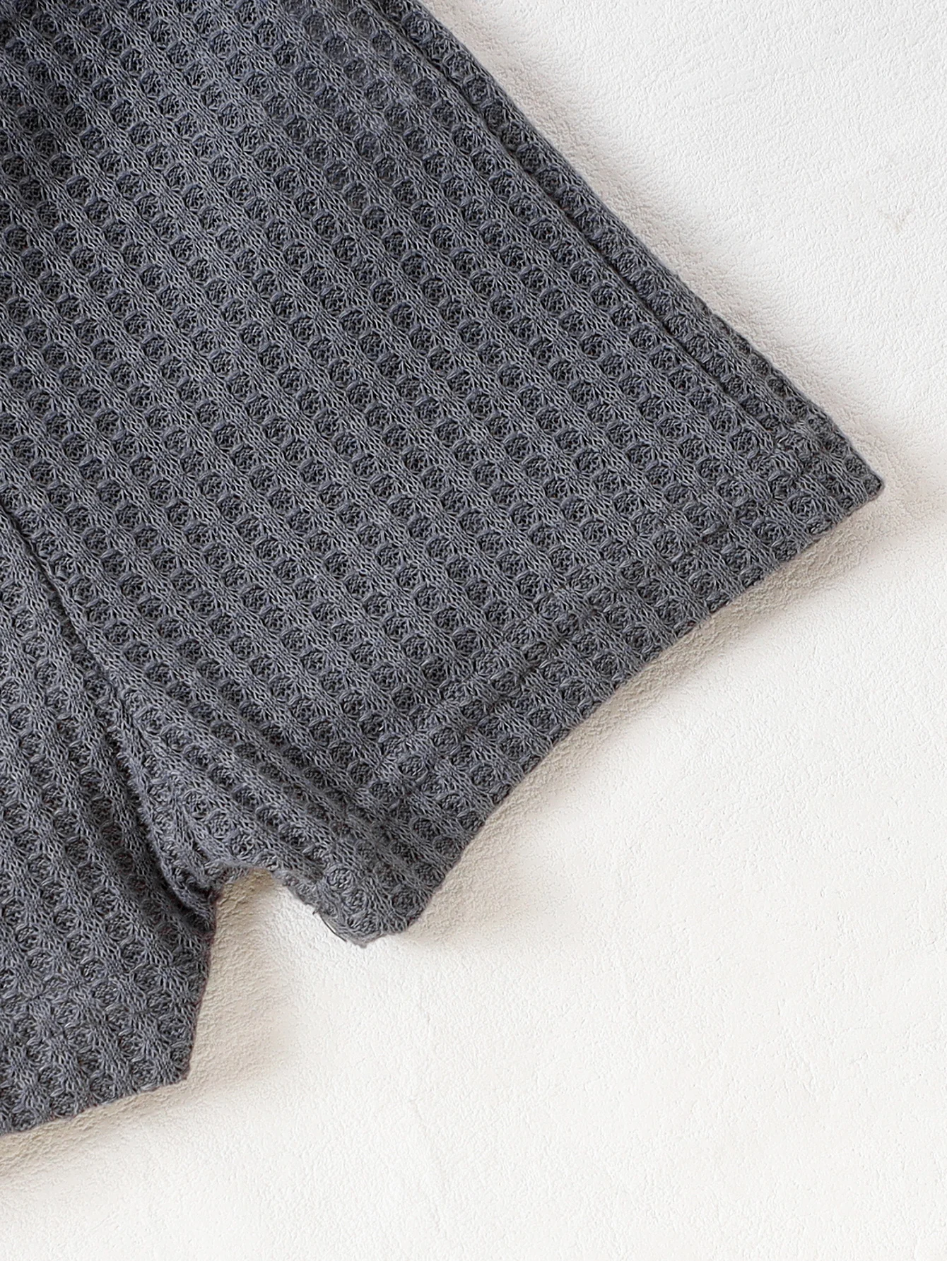 2-teiliges Sommer-Outfit-Set für Babys (Jungen) in Dunkelgrau, Waffelstrick, Henley-Tanktop + elastische Shorts, lässiger Ins-Stil, Alltags-/Freizeitkleidung – Detail 7
