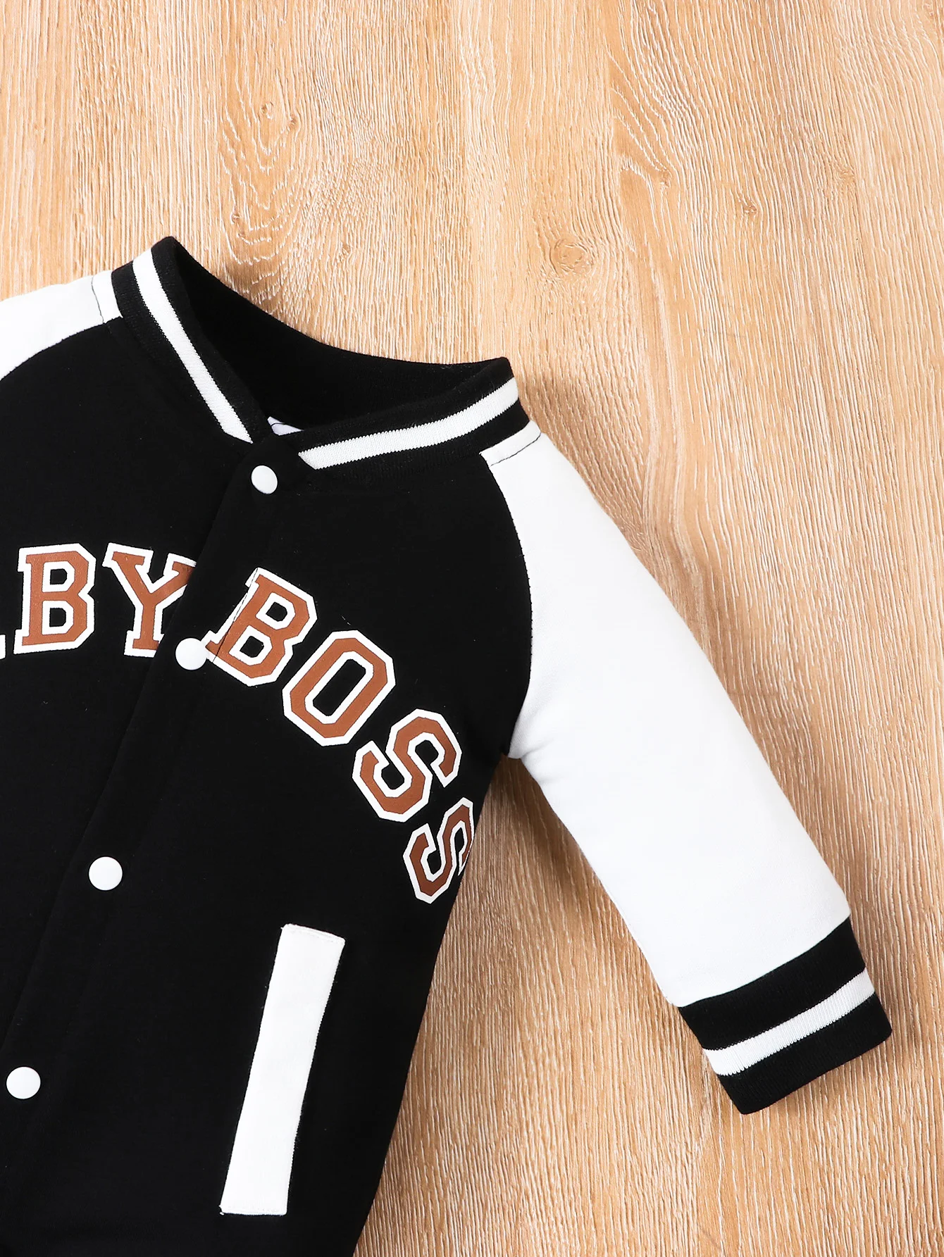 Schwarzer Langarm-Strampler für Babys mit Rundhalsausschnitt und Buchstabenmuster, aus bequemem, weichem Material, modischer Baby-Overall. – Detail 5