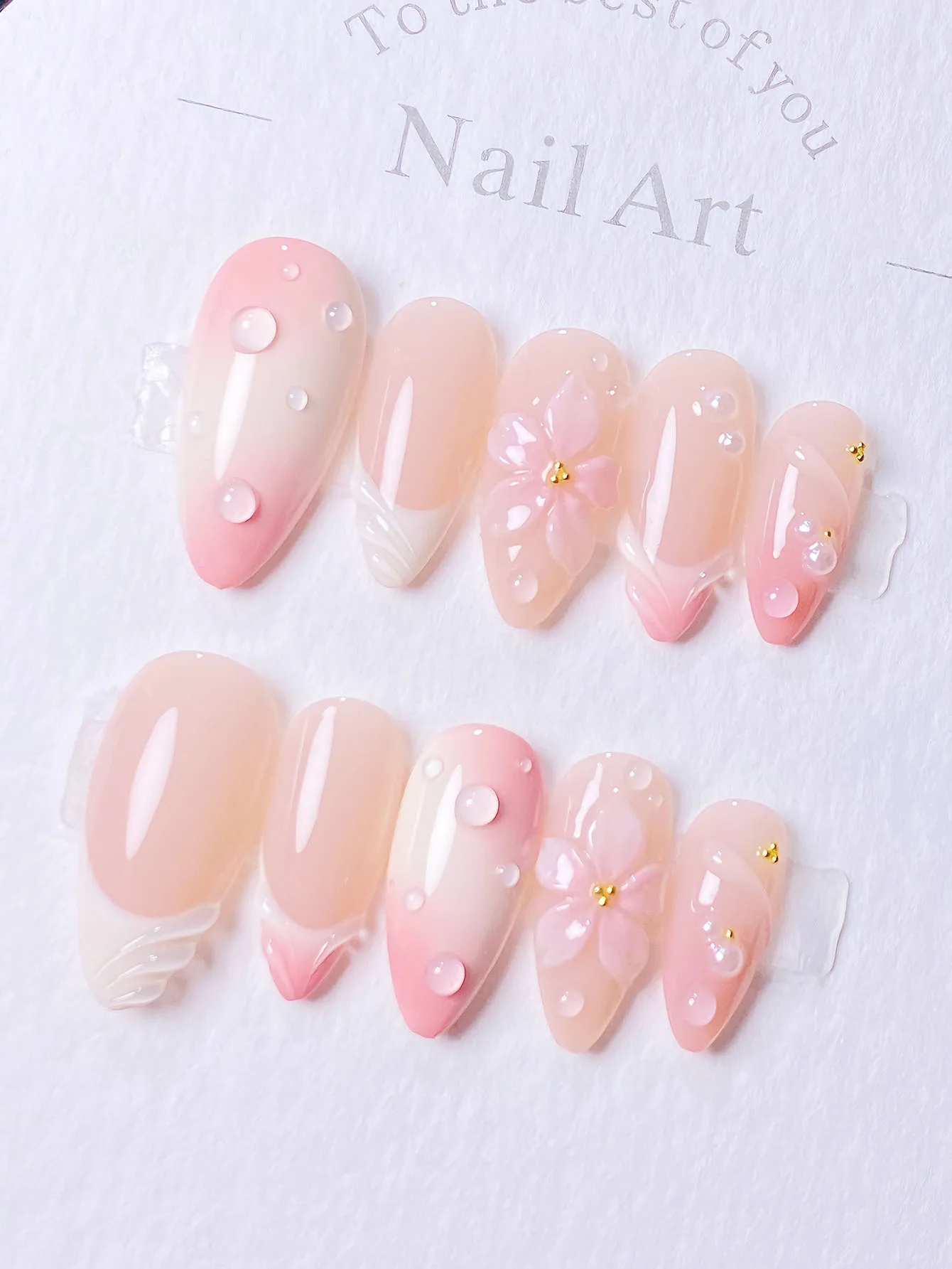 

10 чистых миндальных ногтей ручной работы с французским порошком и белым градиентом, 3D-цветами с каплями воды, высококачественным нажатием ногтей.