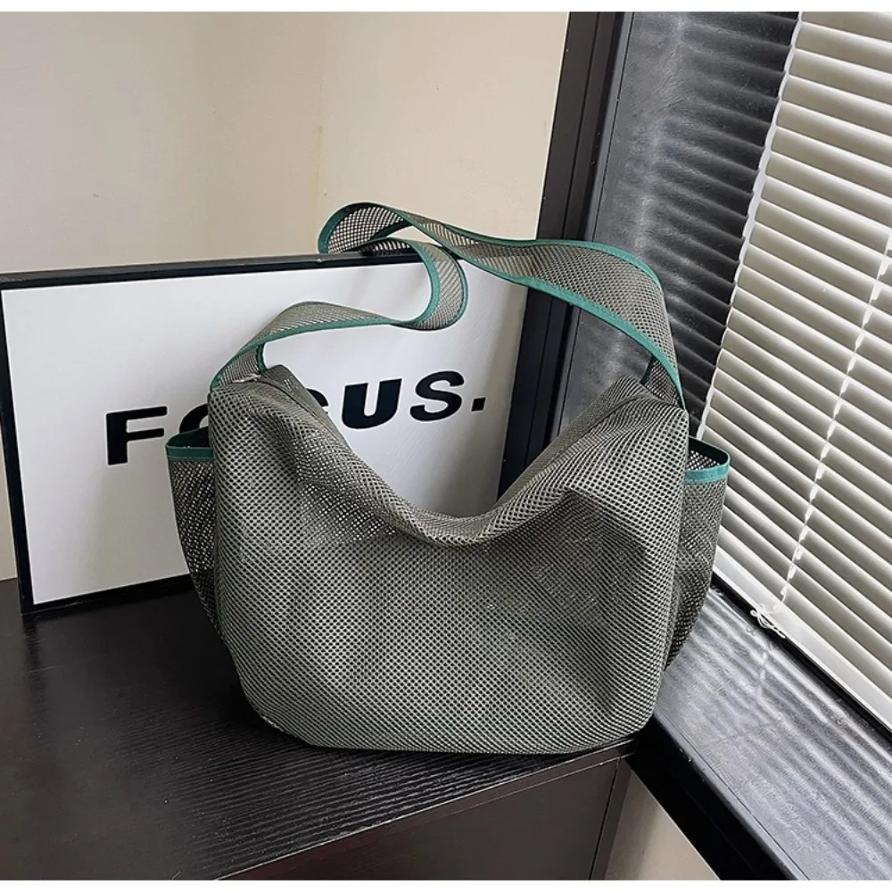 حقيبة يد شبكية مجوفة جديدة مقاومة للماء للشاطئ واللياقة البدنية حقيبة كتف ذات سعة كبيرة لتخزين السباحة حقيبة غسيل يوميًا