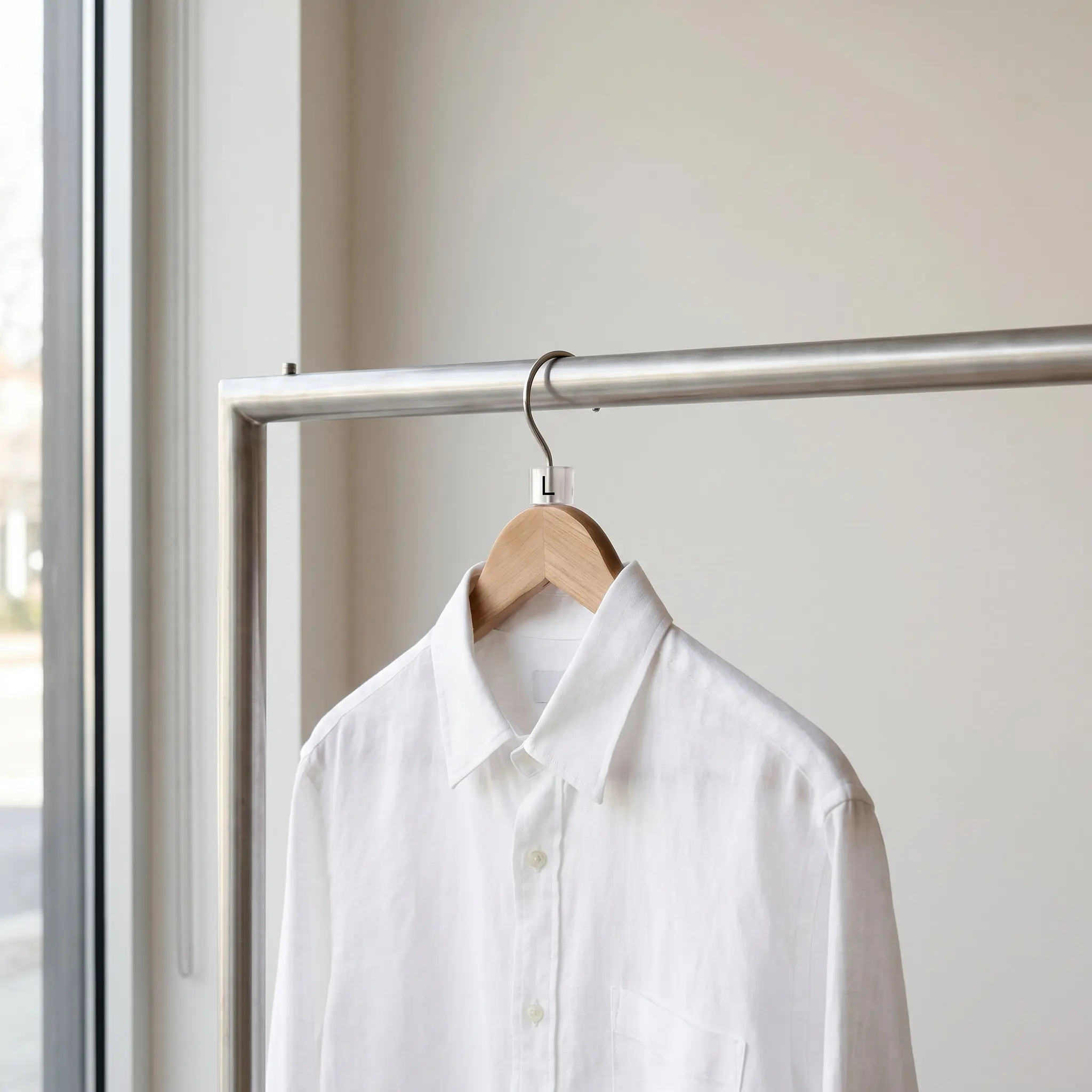 100Pcs Garment Size Tags Plastic Holders L Size Clips for Clothes Hangers Retail Plastic Label Clips Apparel Display
