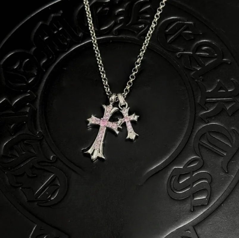 Colar com pingente de cruz dupla em tom prateado e strass blush